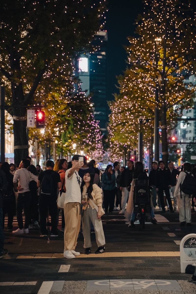 大阪の街を歩く二人